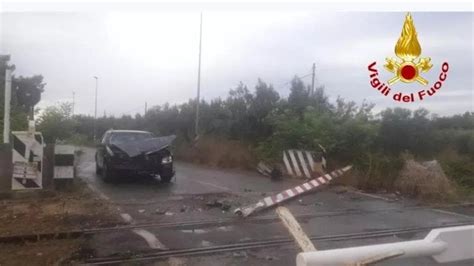 Brindisi Sfonda La Sbarra Del Passaggio A Livello E Viene Colpito Dal