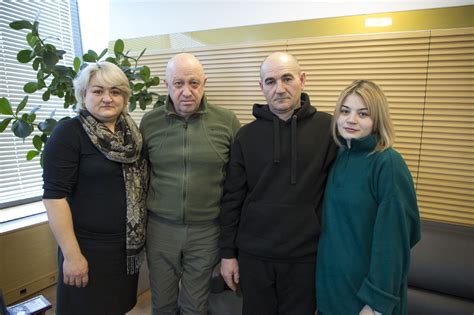 Евгений Пригожин встретился с семьей погибшего бойца ЧВК «Вагнер» из ...