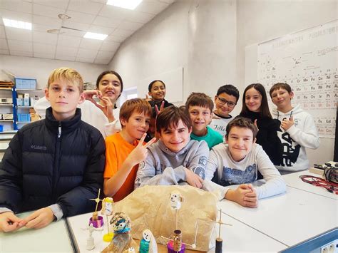 Réalisation dune crèche avec des bouchons plastique et liège en classe