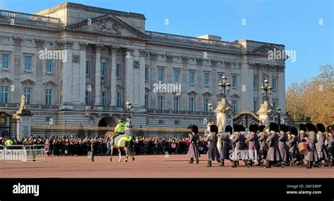 Changing the guard at Buckingham Palace Stock Photo - Alamy