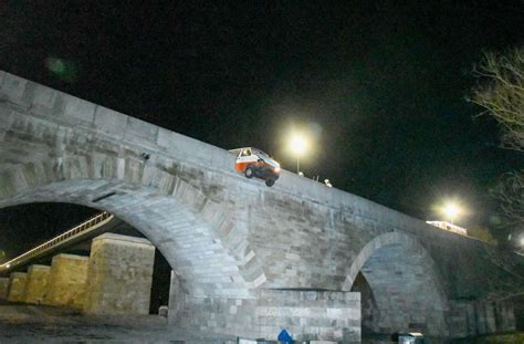 Steinerne Br Cke In Regensburg Kleinbus Durchbricht Br Ckengel Nder