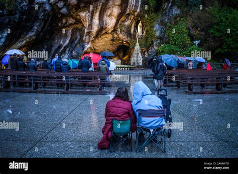 Lourdes Suroeste De Francia Los Peregrinos Orando Bajo La Lluvia En