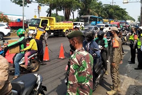 PPKM Level 4 Penyekatan Masuk Jakarta Di Jalan Daan Mogot Macet Hingga