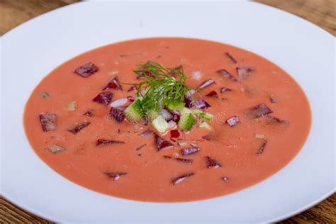 Sopa De Beterraba Fria Legumes Em Mesa De Madeira Foto De Stock