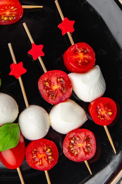 Canapés De Caprese Mozzarella Y Tomate Ensalada De Aperitivo En Una