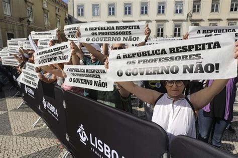 Milhares De Professores Em Manifestação Em Lisboa Pela Contagem