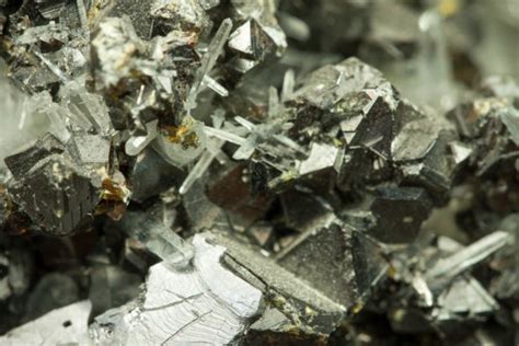 Zinc shoots to 8-year high on expected metal deficit - MINING.COM