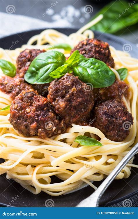 Boulettes De Viande En Sauce Tomate Photo Stock Image Du Boeuf