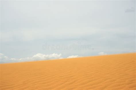 Duna De Arena En El Desierto Con Nubes En El Fondo Foto De Archivo