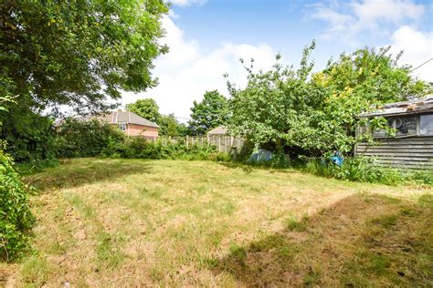 View Property St Peters Gardens Yateley