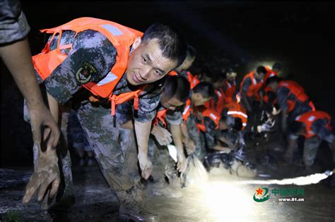 河南多地突降暴雨 铁军紧急驰援 中国军网