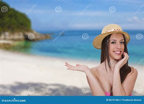 Fille Dans Le Bikini Sur La Plage Image Stock Image Du Bleu Latin