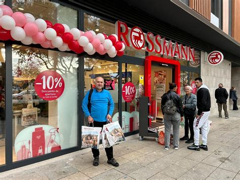 Lange Schlange kaufwütige Kunden Der Drogeriemarkt Rossmann eröffnet