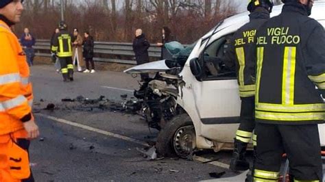 Frontale Sulla Morto Un Uomo Di Anni