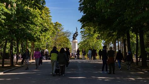 El Retiro Park - Fountain of the Fallen Angel Editorial Photography ...