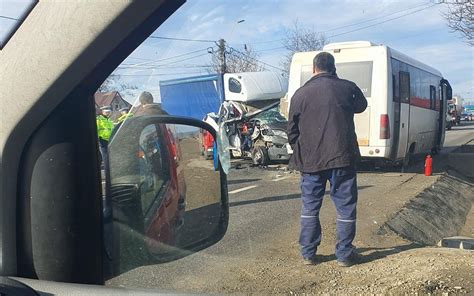 Accident Rutier Ntre O Autoutilitar I Un Autoturism O Persoan A