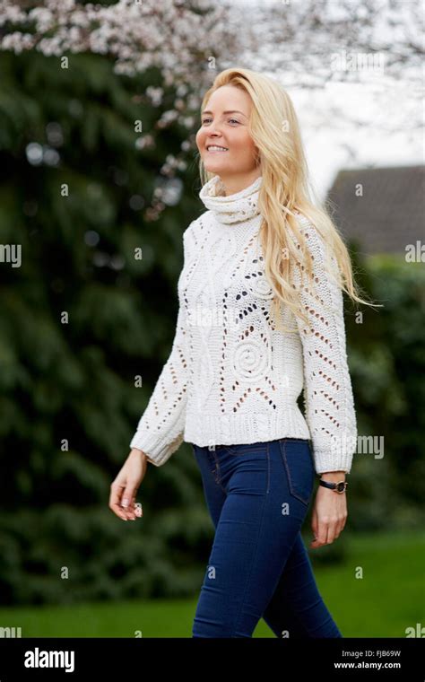 Hübsche blonde Mädchen im freien Stockfotografie Alamy