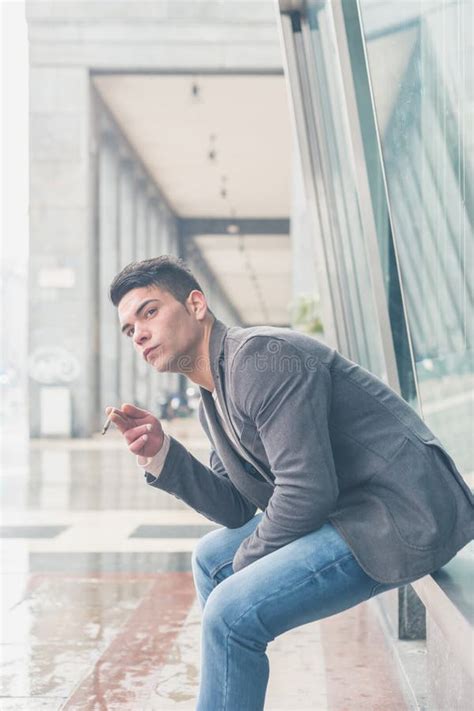 Hombre Hermoso Joven Que Fuma Un Cigarrillo Foto De Archivo Imagen De