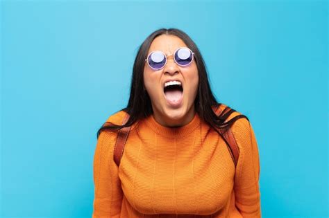 Joven Latina Gritando Agresivamente Luciendo Muy Enojada Frustrada Indignada O Molesta