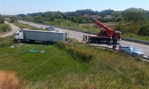 Incidente Sulla A Villapiana Morti Due Coniugi Lucani Un Prete