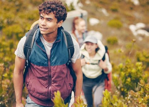 Amigos de senderismo y aventura con un grupo de jóvenes que usan