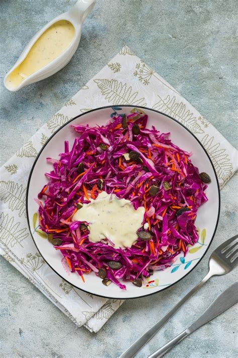 Salada De Salada De Couve Vermelha E Cenoura Maionese Vestida Em