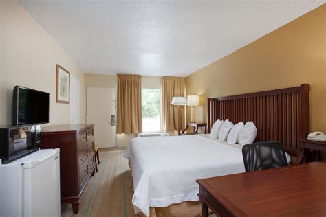 Days Inn by Wyndham Daytona Beach Speedway | Daytona Beach, FL Hotels