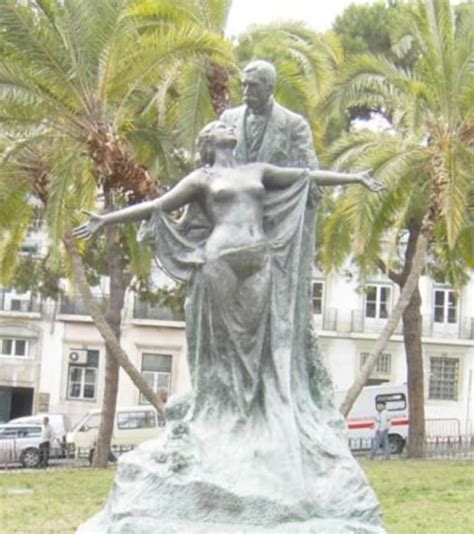 A remoção falhada da estátua pornográfica de Camilo Carlos Braga