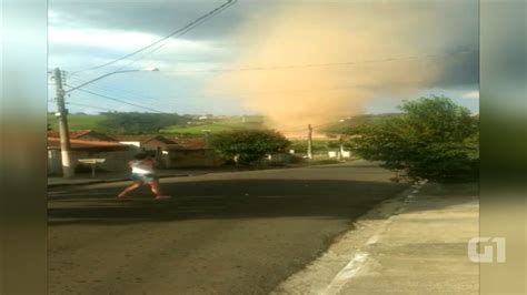 Vídeo Moradores registram fenômeno em forma de tornado no interior de