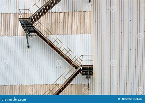 Escadas Oxidadas Velhas Do Metal Foto De Stock Imagem De Detalhes