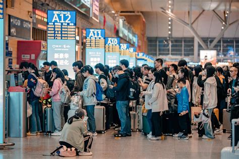 “五一”假期第三天广铁发送旅客2221万人次，加开夜间高铁增加假期运力地铁列车广州南站