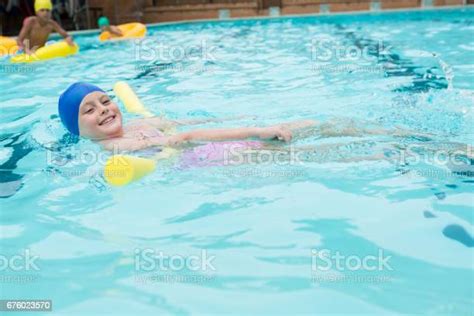 Photo Libre De Droit De Fille Dans La Piscine Banque Dimages Et Plus Dimages Libres De Droit