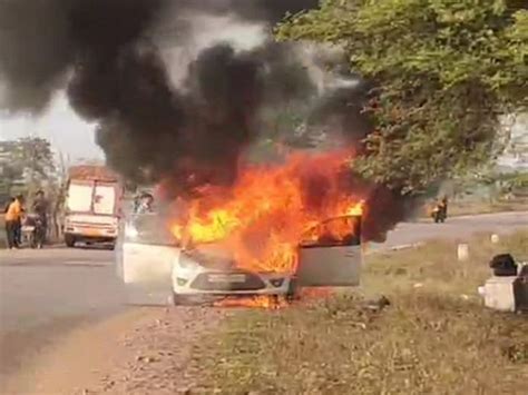 A sudden fire broke out in a car going to Raipur रयपर ज रह कर