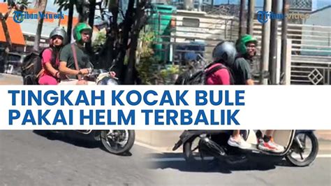 Kocak Tingkah Bule Pakai Helm Terbalik Saat Berkendara Di Bali Tetap