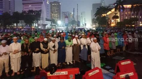 Menantu Rizieq Jadi Imam Massa Gnpr Hujan Hujanan Salat Magrib