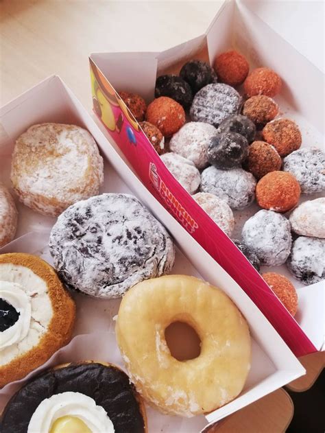 Everyone Deserves A Sweet Treat Dunkin Donuts Donuts Munchkins Dunkin Donuts Fast Food