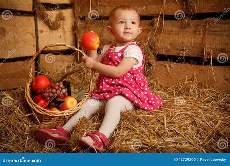 корзина Fruits девушка меньшяя сторновка Стоковое Фото - изображение ...