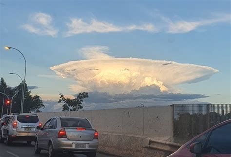 Vídeo Nuvem caixa dágua aparece no céu de Brasília e chama atenção