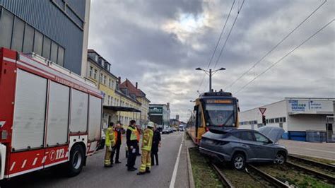 Unfall Stadtbahn Und Auto Prallen In Heilbronn Zusammen Swr Aktuell