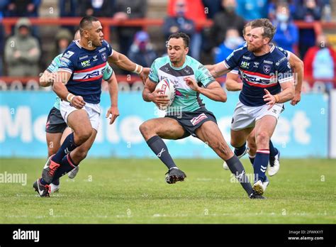 Luis Johnson Of Hull Kr Makes A Break Stock Photo Alamy