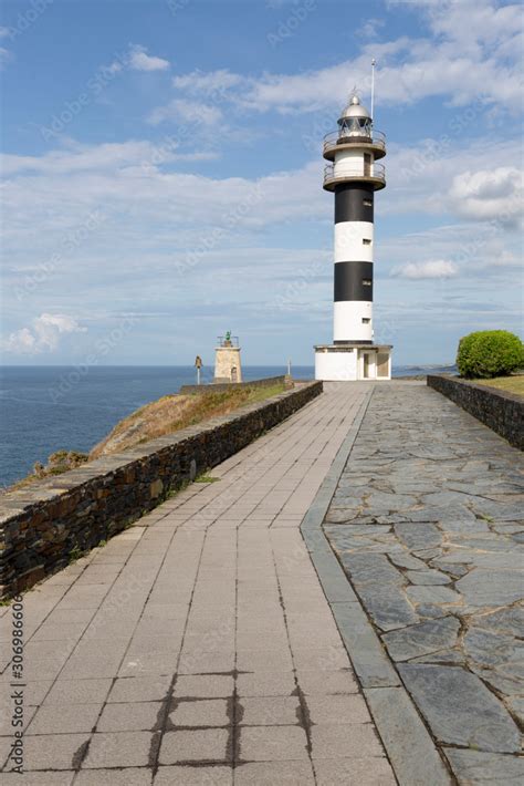 Faro de franjas blancas y negras situado en el Cabo San Agustín en