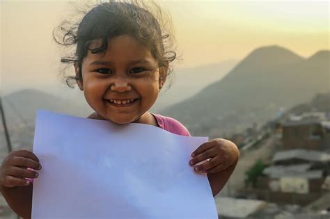 Chica Sosteniendo Una Hoja De Papel En Blanco Para Insertar Un Texto O