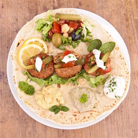 Pan Pita Con El Falafel Y El Hummus Imagen De Archivo Imagen De