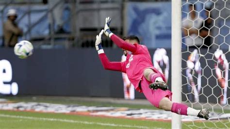 Marcos Felipe é o segundo goleiro mais defesas na Série A