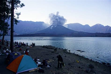 Foto Letusan Gunung Batujari Di Puncak Gunung Rinjani - Lapakfjbku.com