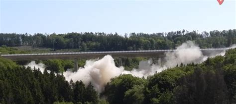 Sprengung der Talbrücke Sterbecke Westseite BAB 45 bei Lüdenscheid