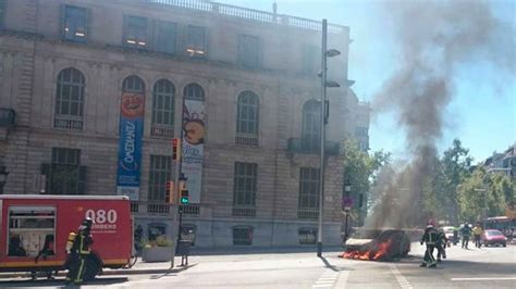 Arde Un Coche En Pleno Centro De Barcelona