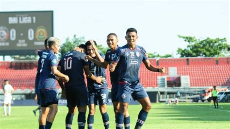 Arema FC Persembahkan Kemenangan Perdana Untuk Ayah Ahmad Maulana Dan