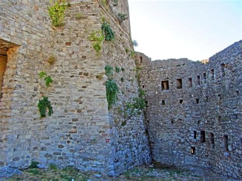 Las Ruinas De Una Antigua Fortaleza Viejos Y Gruesos Muros De Piedra De