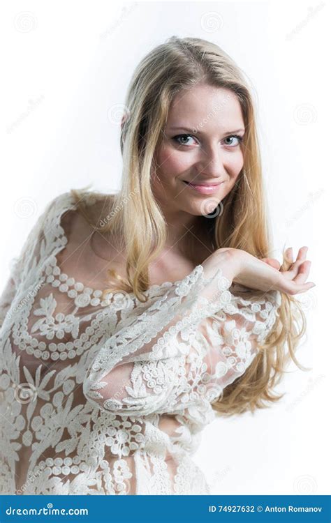 Belle Fille Blonde Russe Sur Un Fond Blanc Dans Un Chemisier Translucide Blanc Photo Stock